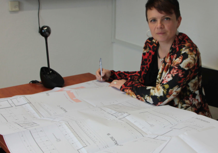 Die Geschäftsführerin der GEFRA, Frauke Nolting, unterzeichnet den Bauantrag für das Projekt in Fronhausen.