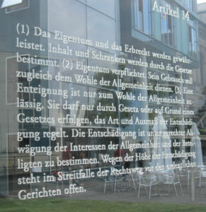 Artikel 14 des Grundgesetzes – eine Arbeit von Dani Karavan an den Glasscheiben zur Spreeseite beim Jakob-Kaiser-Haus des Bundestages in Berlin